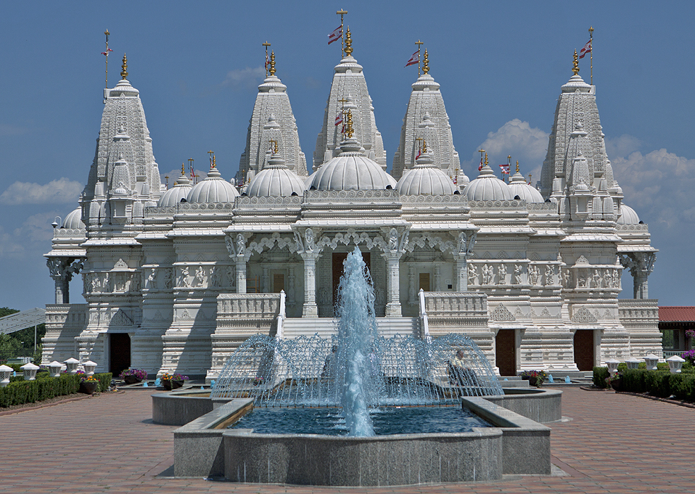 Western facade; fountains