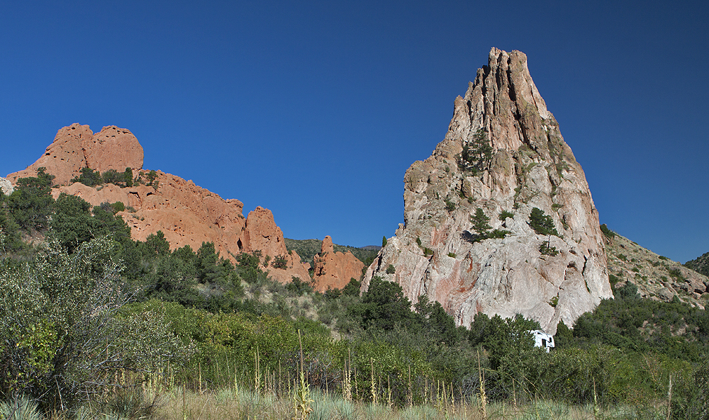 White rock, red rock... and so close to each other