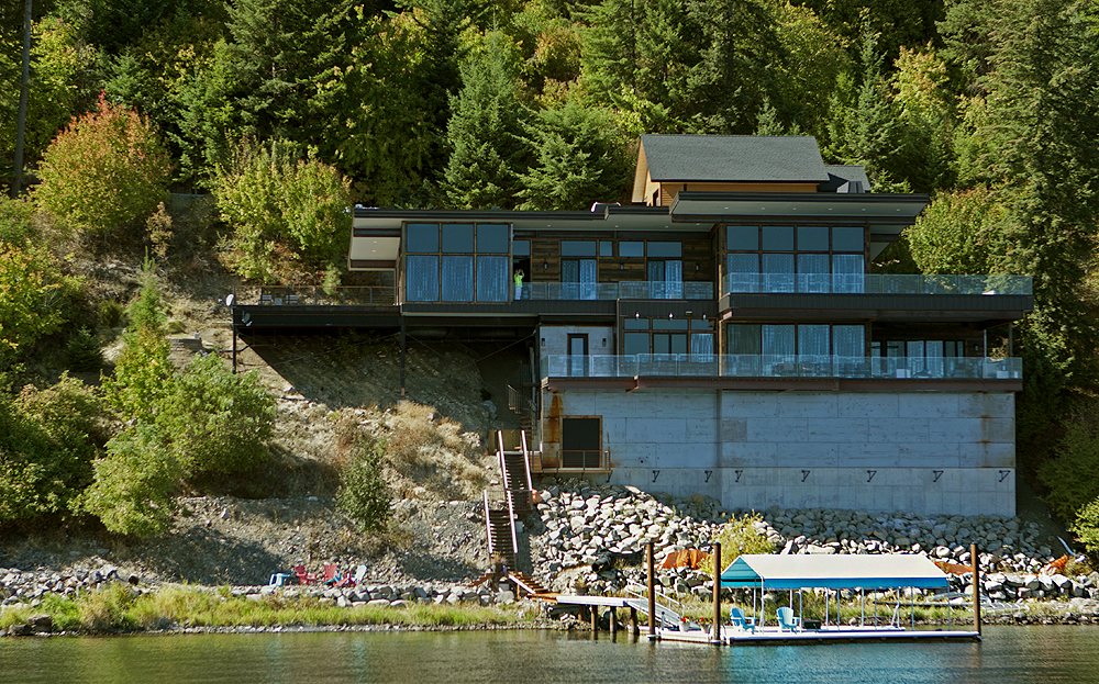 One (of many) magnificent houses on the lake's shore