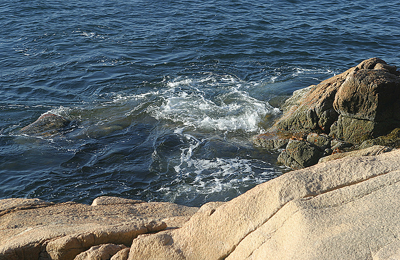 Surf on rocks