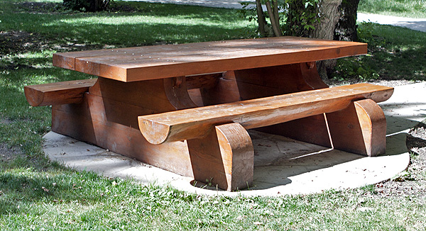 The turn-outs are so well maintained and done - see this brilliant picnic table